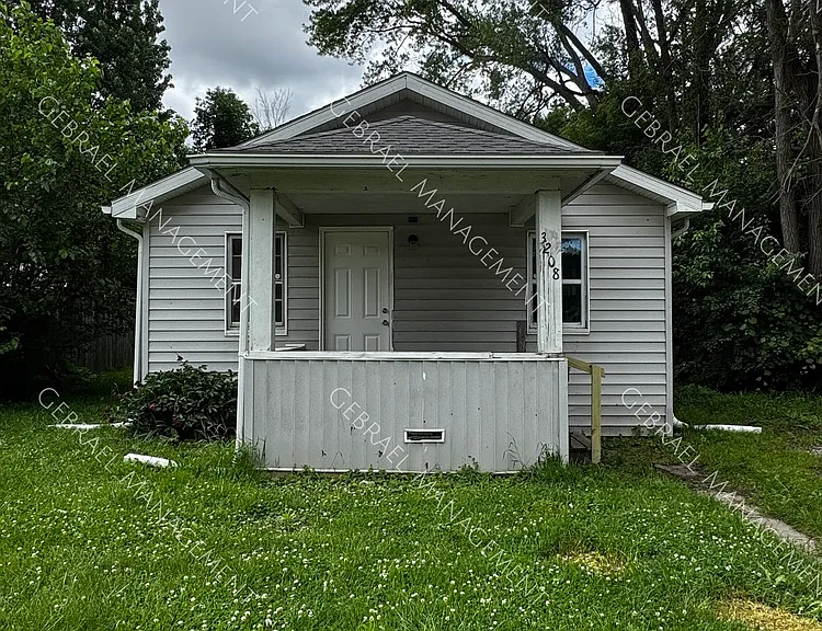 3208 Holly Ave — Photo 1
