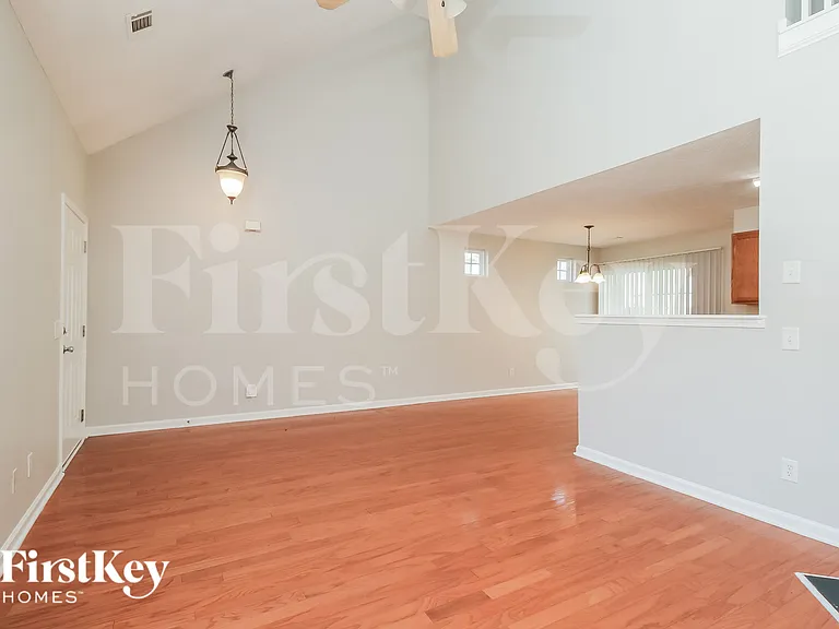 3080 Lakeside Cir — Photo 2