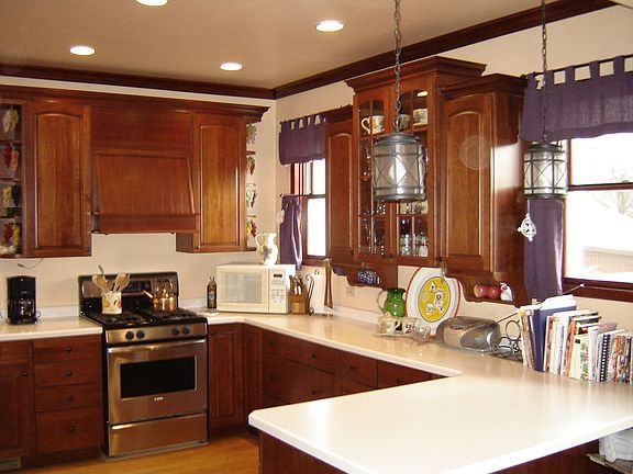 Kitchen w/cherry cabinets!