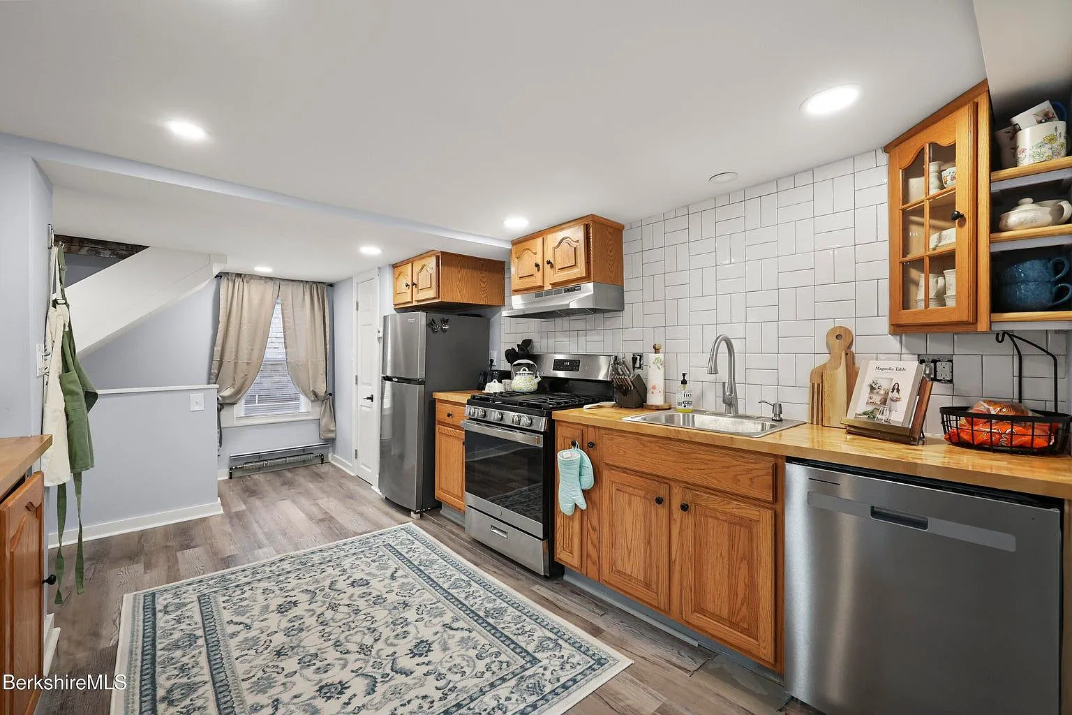 3 bed, 2.0 bath, 1200 sqft, $2,100 — Photo 3