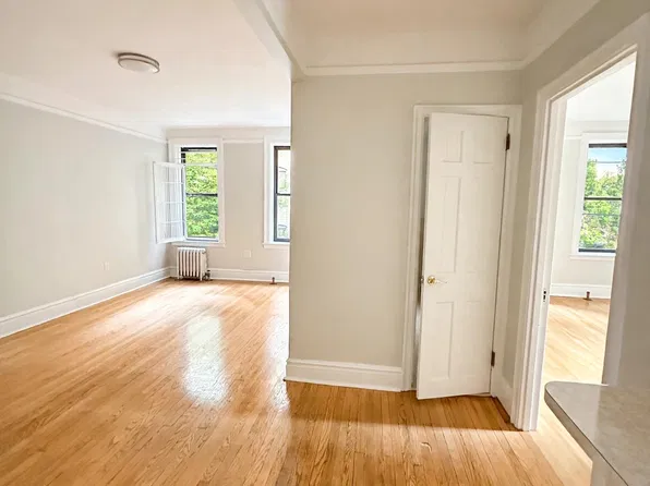253 West 16th Street image 1 of 7