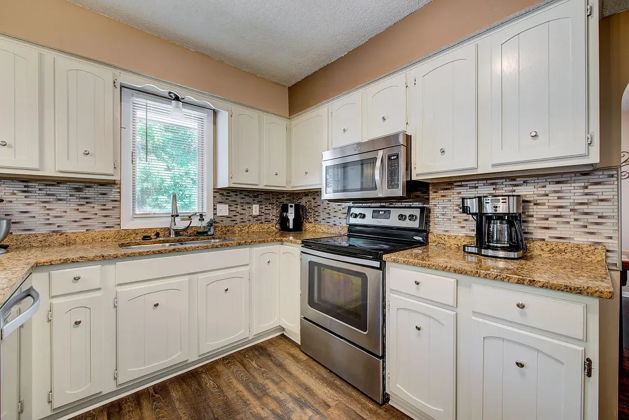6 bed, 2688 sqft, $3,995 — Photo 2
