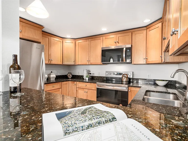 410 W Roy St — Photo 11