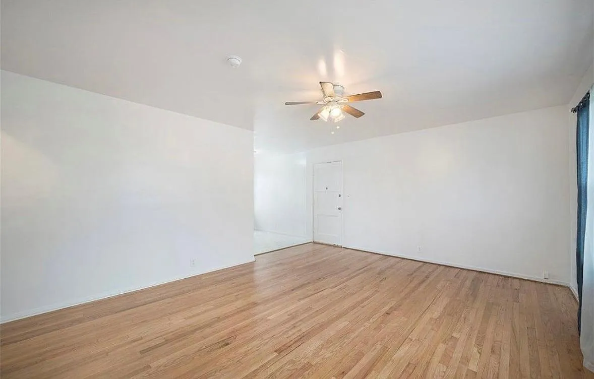 3316 W 76th St — Photo 2