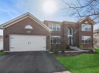1715 White Oak Ln, Hoffman Estates, IL 60192