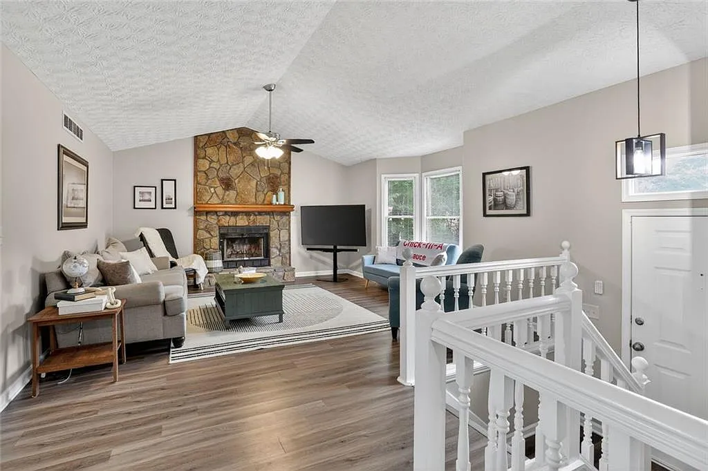 4 bed, 2.0 bath, 2252 sqft, $2,600 — Photo 3