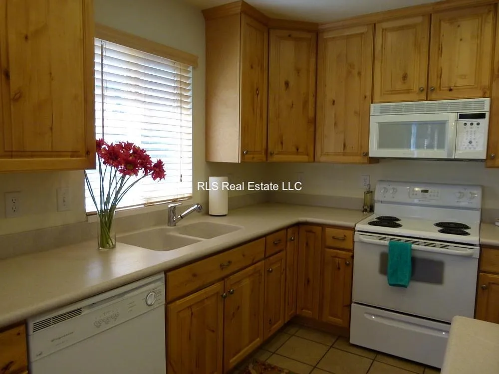 5 bed, 3.5 bath, 2590 sqft, $2,545 — Photo 4