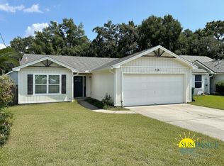 72A 6th St, Shalimar, FL 32579