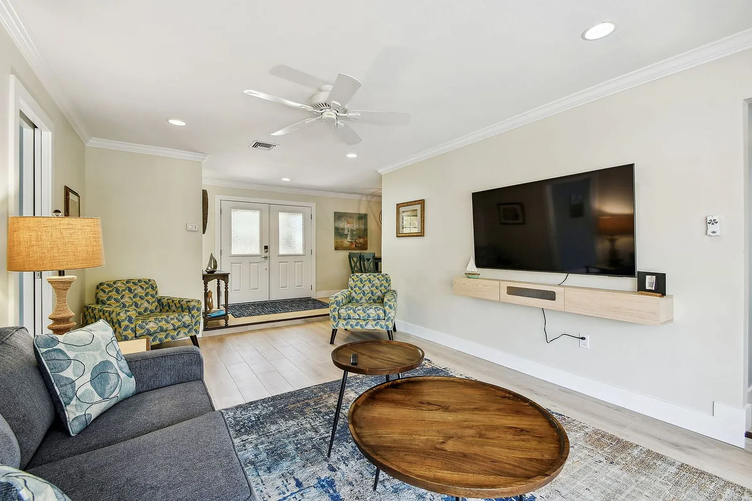 3 bed, 3.0 bath, 1732 sqft, $9,240 — Photo 2