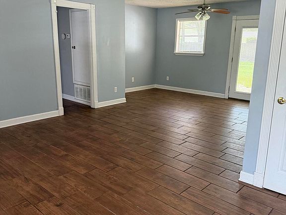 3rd image of 121 Linda Cir