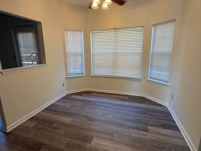814 Holbrook Dr — Photo 8