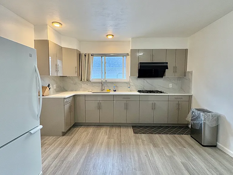 1168 Rockland Ave — Photo 5