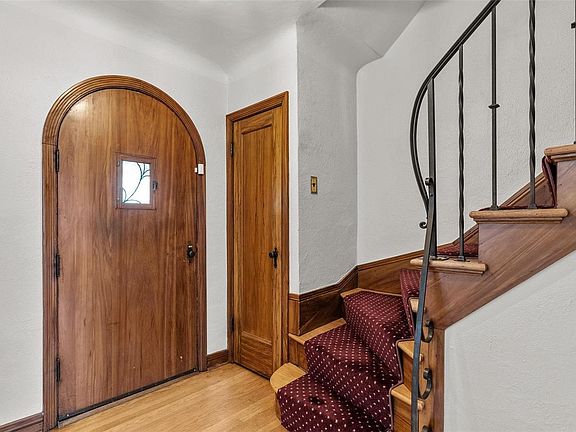4th image of 6467 Devonshire Ave