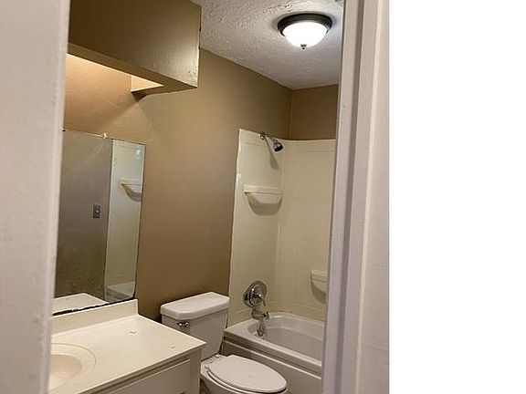 4th image of 15211 Heron Park Dr