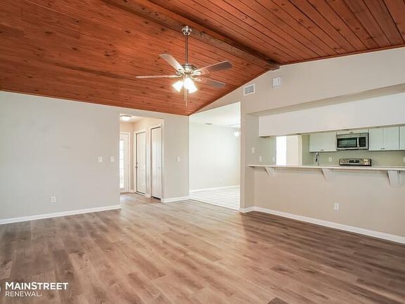 4th image of 126 NE 9th Ave