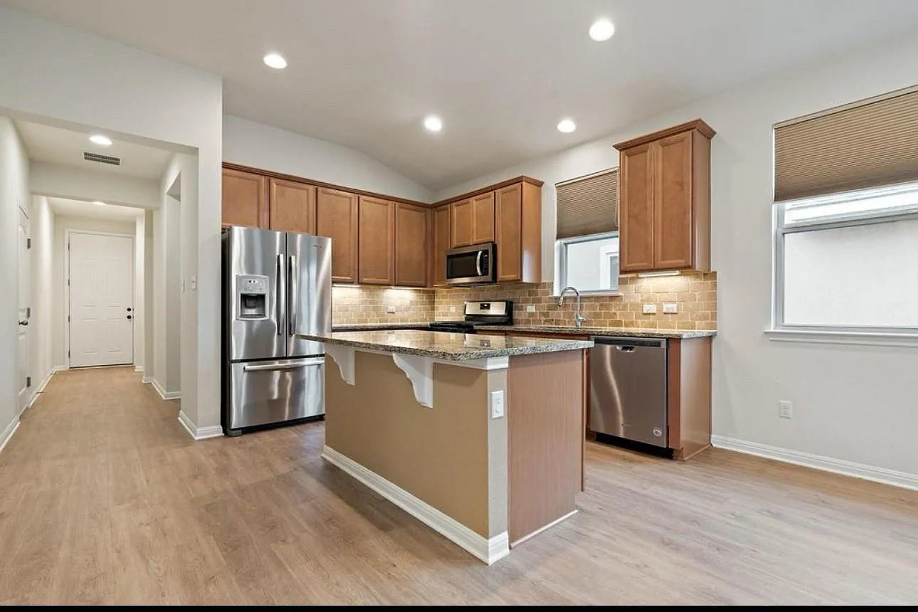 3 bed, 2.0 bath, 1700 sqft, $2,750 — Photo 4
