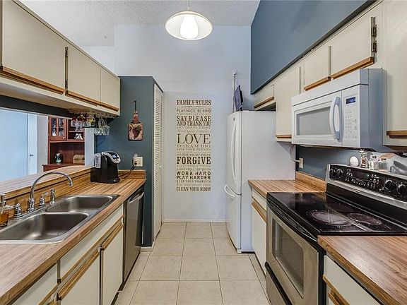 5th image of 115 Clear Lake Cir