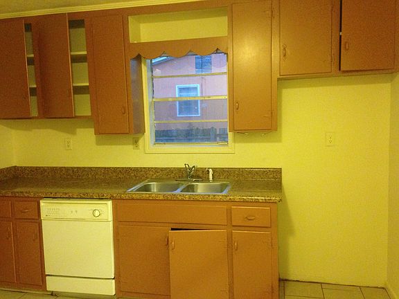 Great kitchen with small pantry