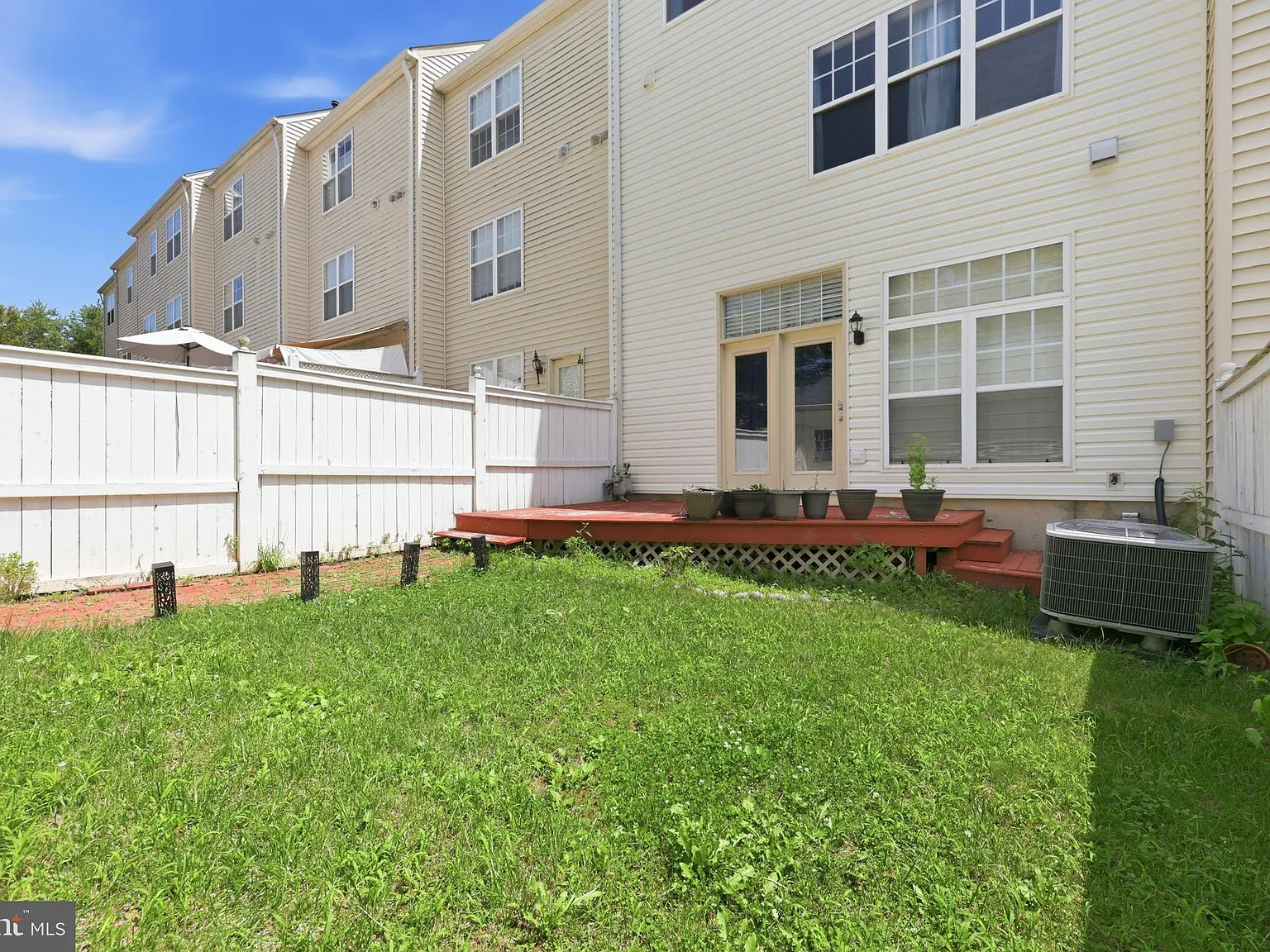 4 bed, 2.5 bath, 2640 sqft, $3,200 — Photo 3