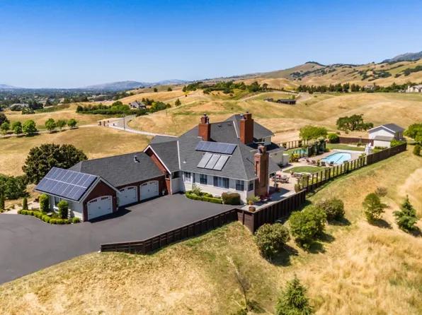 2525 Bridle Path Dr, Gilroy, CA 95020