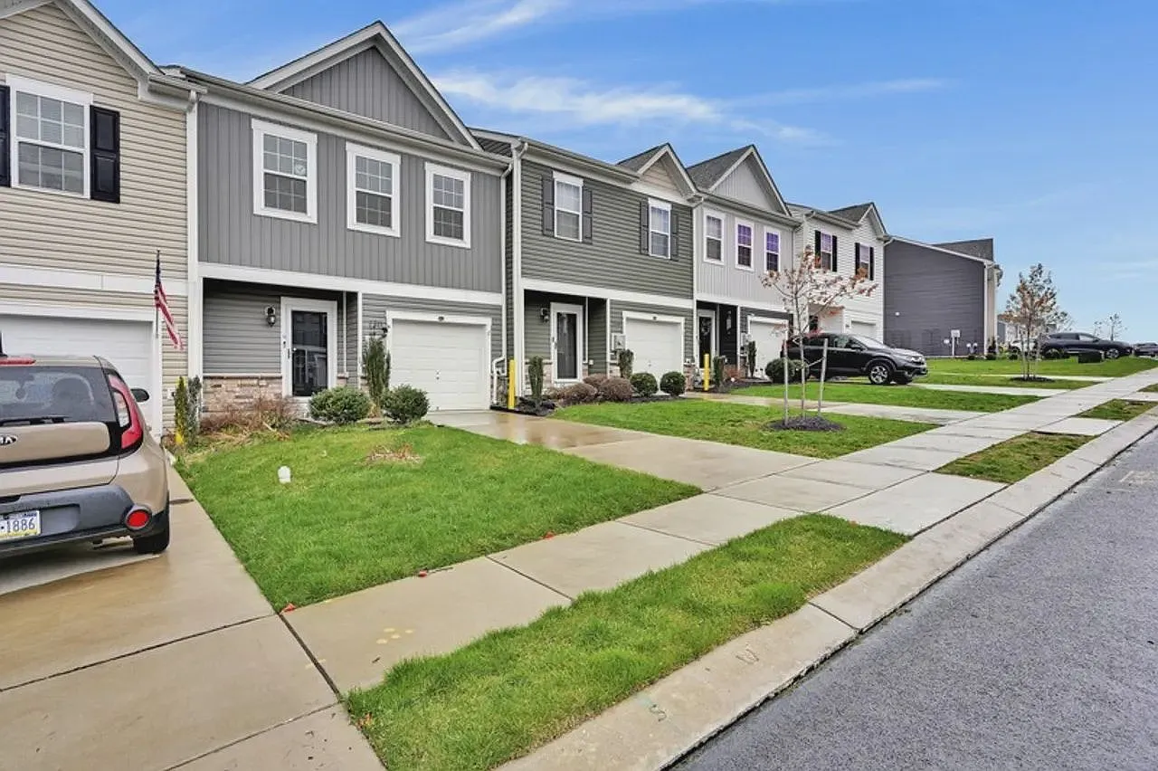3 bed, 2.5 bath, 1490 sqft, $2,045 — Photo 3