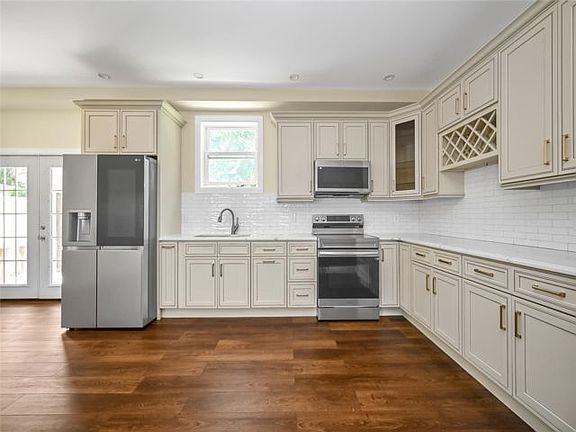 5th image of 149-49 Hawtree St #1
