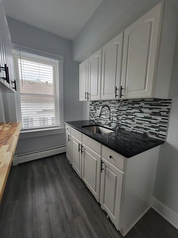 3 bed, 1.0 bath, 1000 sqft, $2,000 — Photo 3
