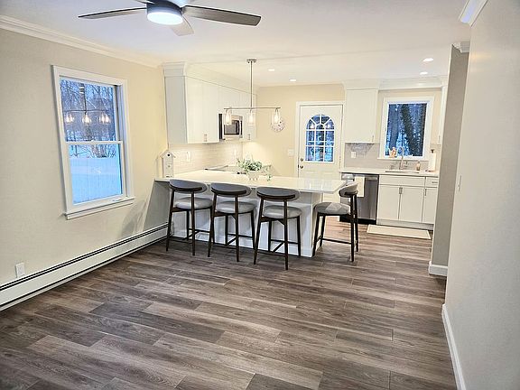 5th image of 6 Acorn Ln
