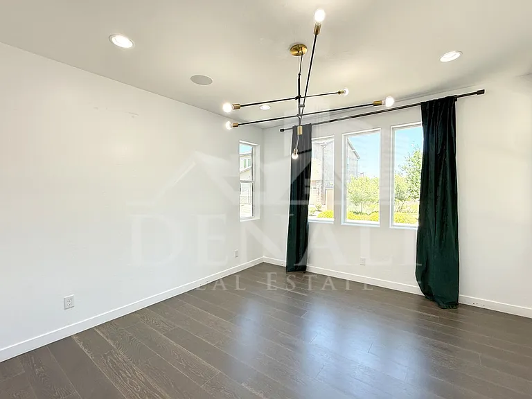 1729 W Myrna Ln — Photo 4
