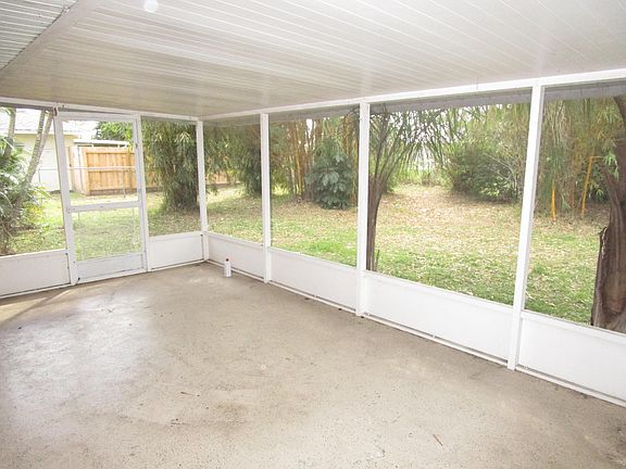 5th image of 2314 SE Holland St