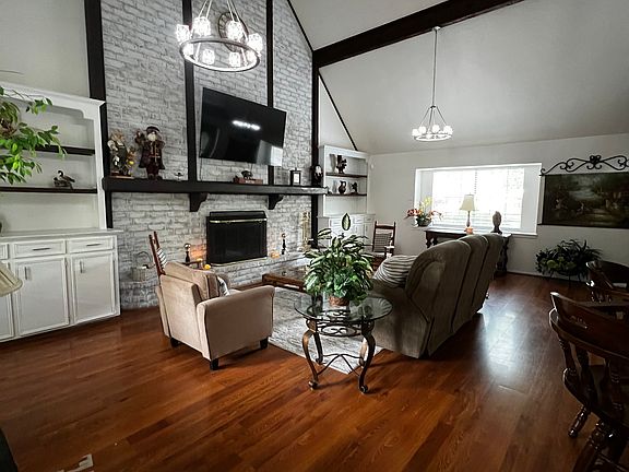 2nd image of 1015 Lodgehill Ln