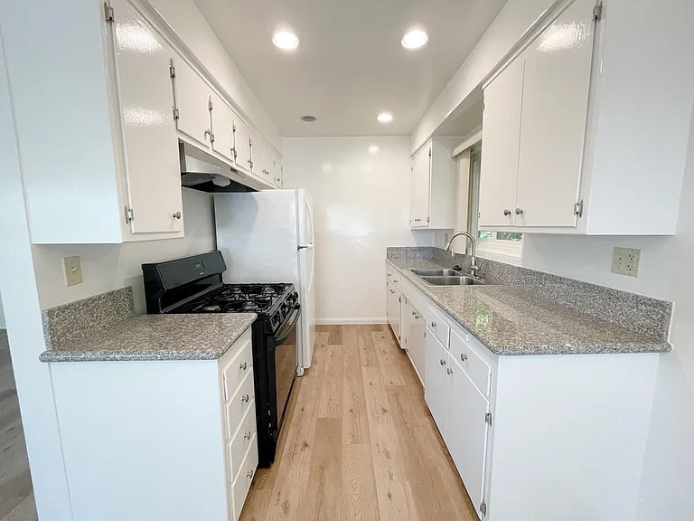 241 S Oakland Ave #7 — Photo 6