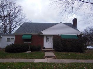 21264 Huntington Ave, Harper Woods, MI 48225