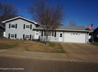 671 3rd Ave SW, Dickinson, ND 58601
