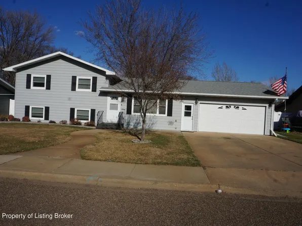 671 3rd Ave SW, Dickinson, ND 58601