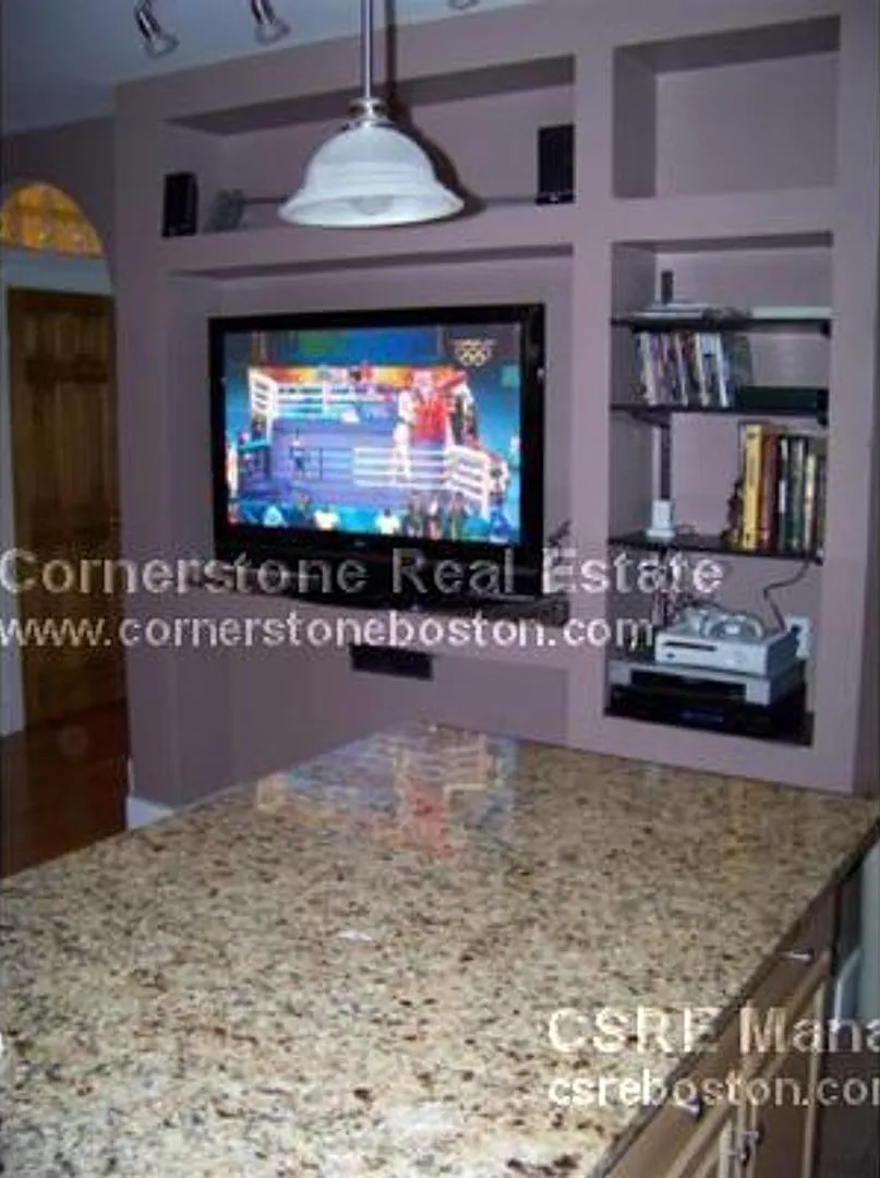 Large 2 bed in Southie — Photo 4