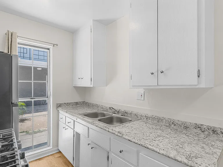 1850 Gardenia Ave #5 — Photo 4