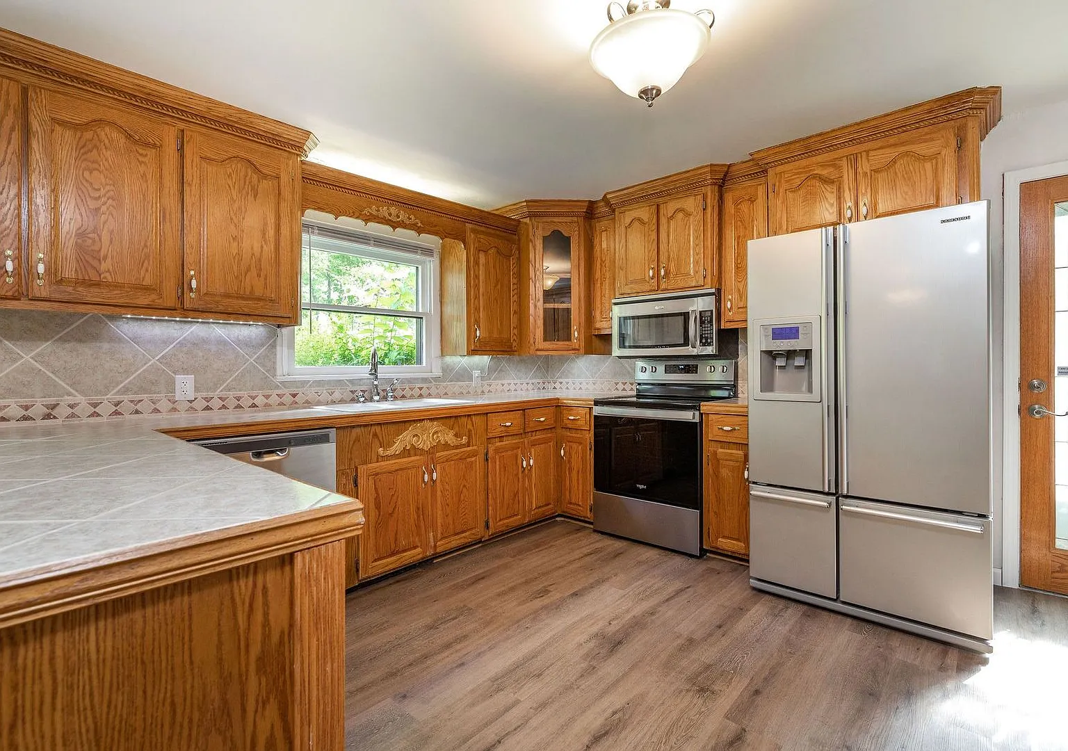 Rental Home in Hollister MO 3 bedroom 3 bath home with garage and fenced yard — Photo 1