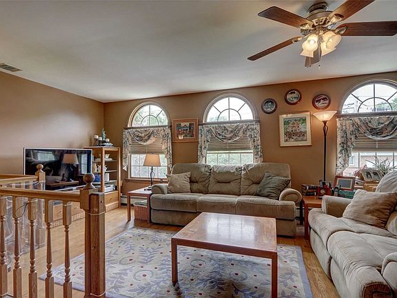 4th image of 396 Tulip Ave