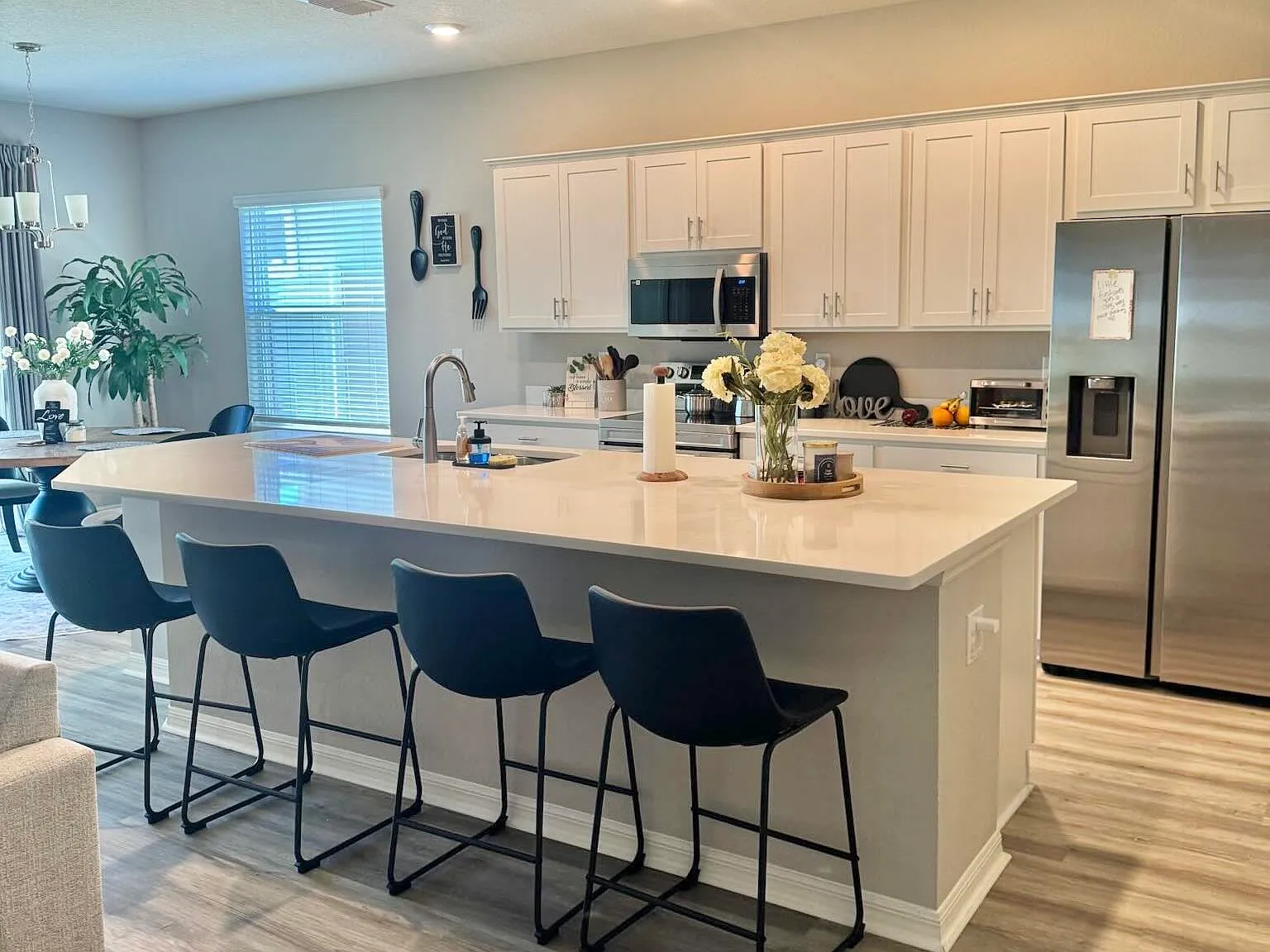 4 bed, 2.5 bath, 2041 sqft, $2,450 — Photo 2