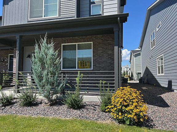 End unit. Walk to the park