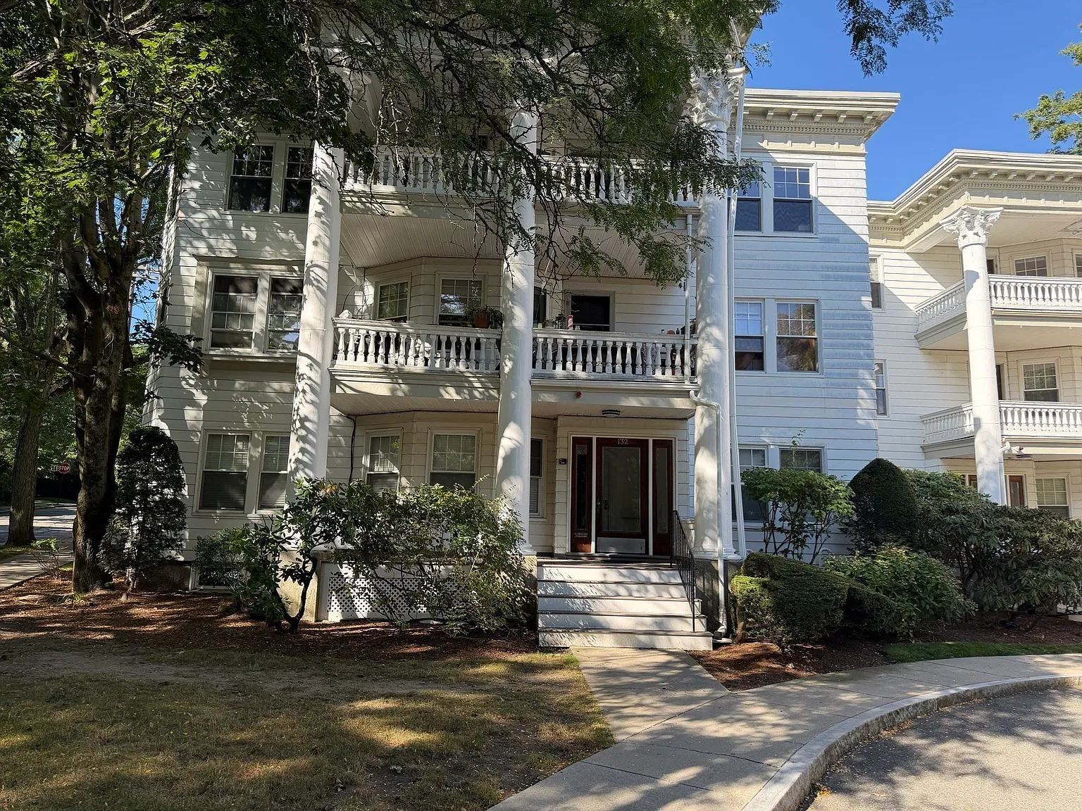 3 bed, 2.0 bath, 1380 sqft, $4,500 — Photo 2