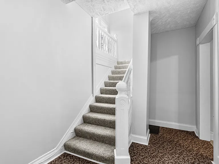 2124 Maple St — Photo 3