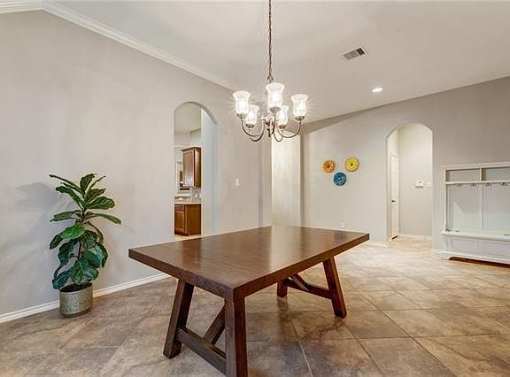 4th image of 727 Westbury Ln