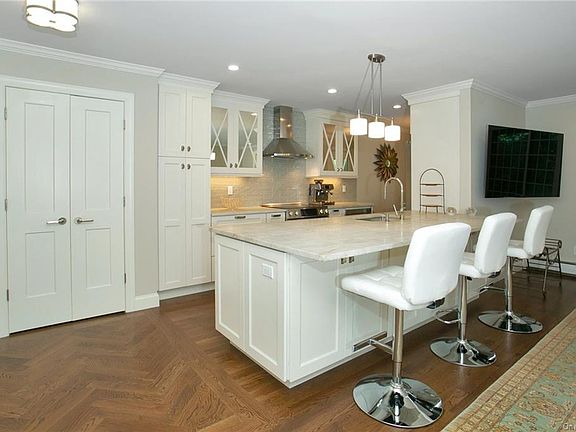 3rd image of 44 Foxwood Dr APT 9