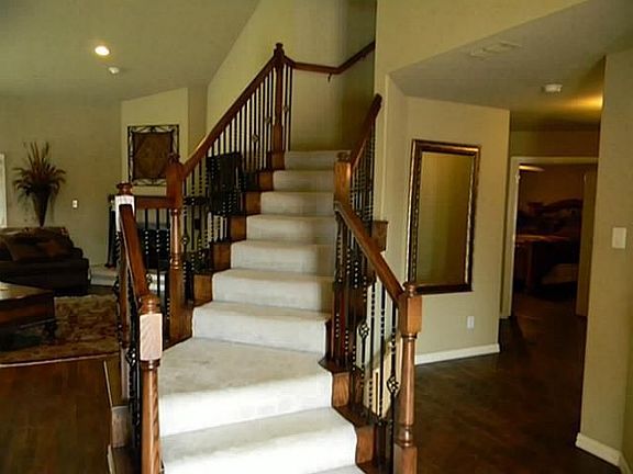 4th image of 207 Applewood Ct
