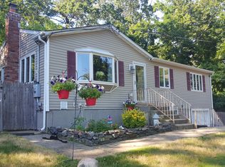 37 Yucca Rd, Rocky Point, NY 11778