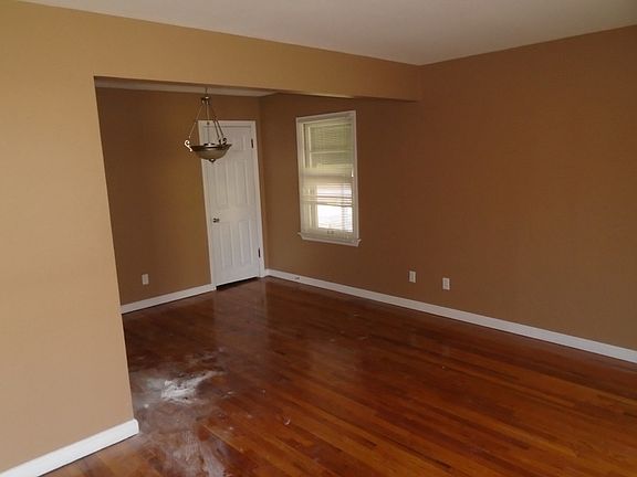 4th image of 17 Regina Ct