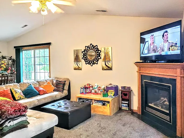 1901 Lillian Dr — Photo 2