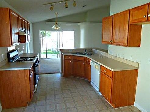 5th image of 210 Ronaldale Ave